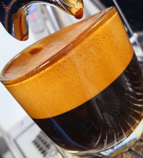 Wir bieten köstliche Iced Latte, Matscha Iced und Chai Iced Latte für die warmen/heißen Sommertage!